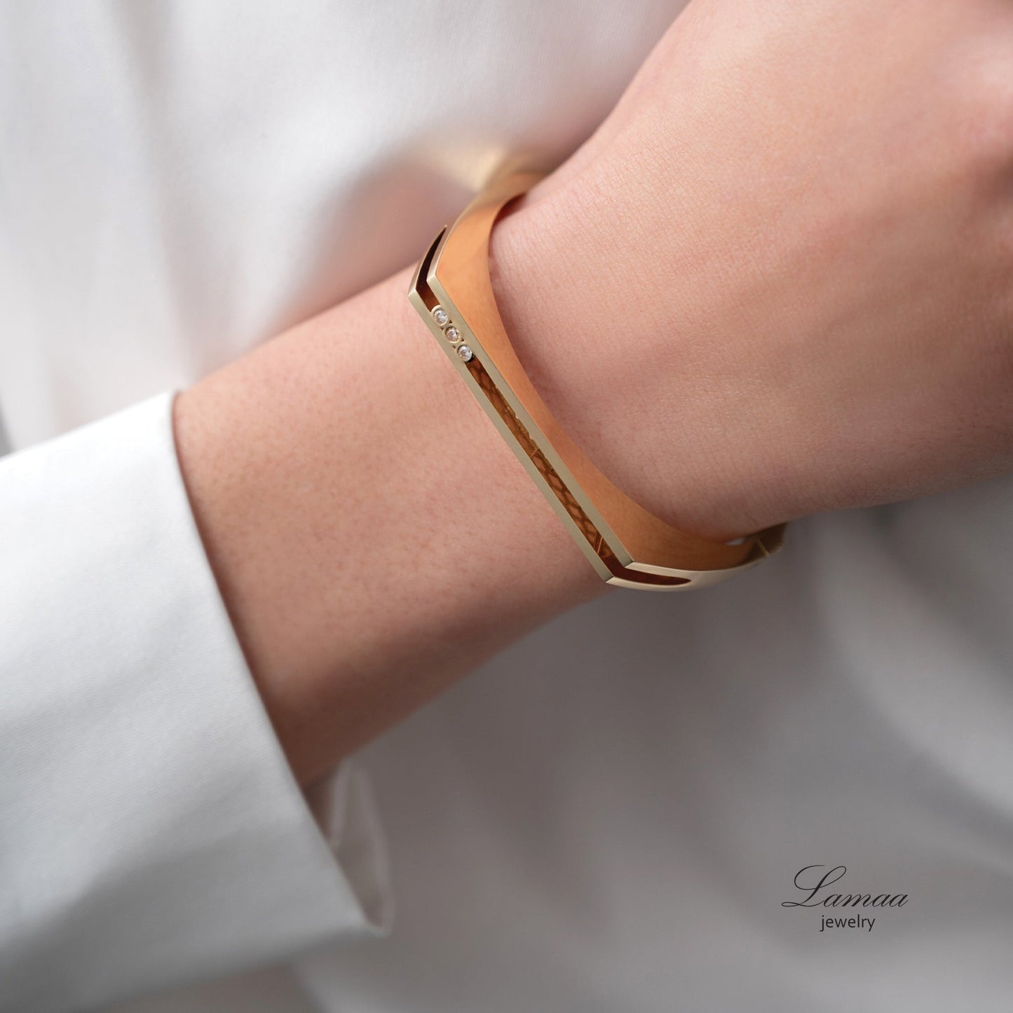 18KT GOLD BANGLE