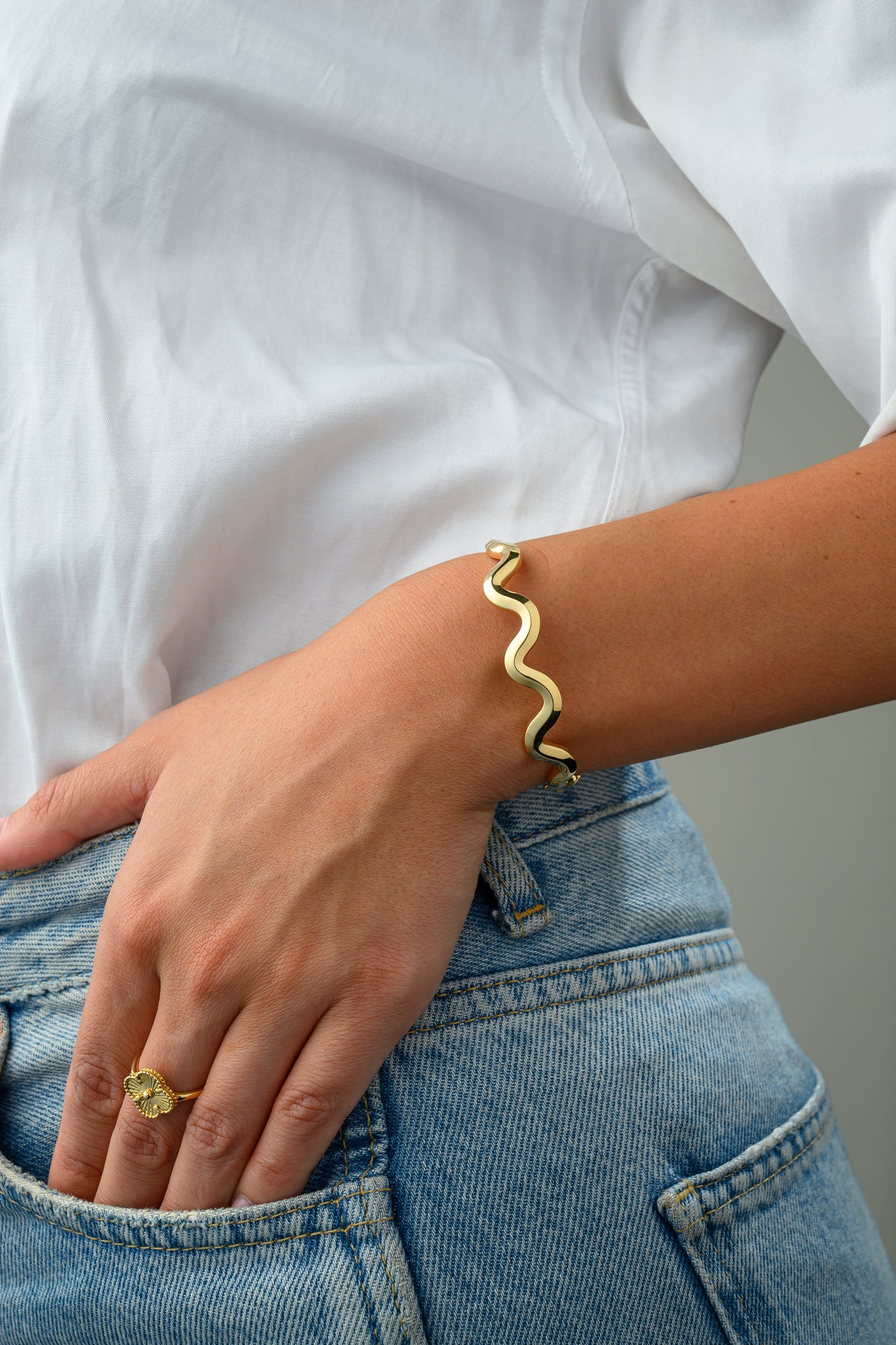 18KT GOLD BANGLE