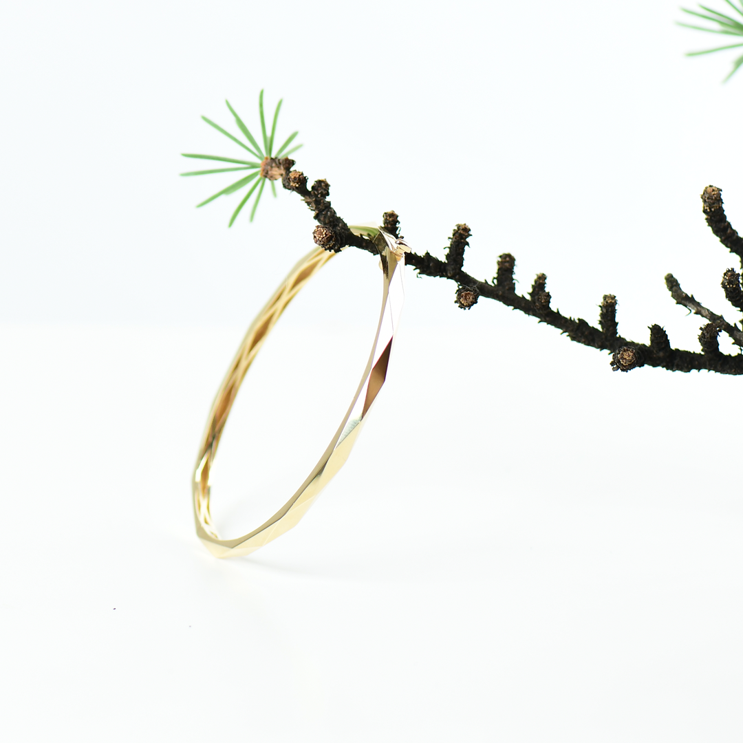 18K GOLD BANGLE