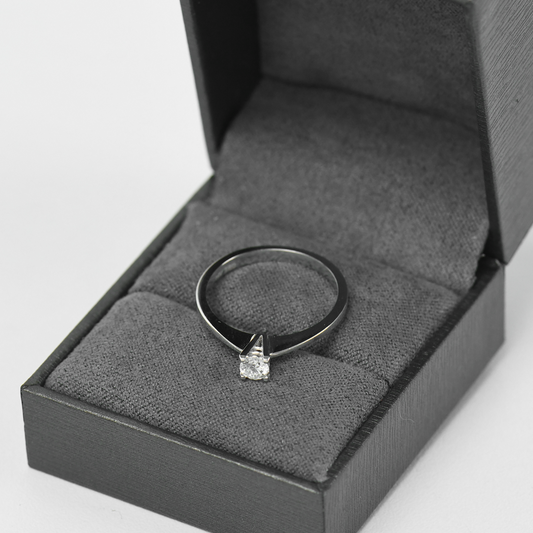 18K WHITE GOLD DIAMOND SOLITAIRE