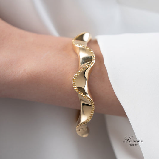 18KT GOLD BANGLE