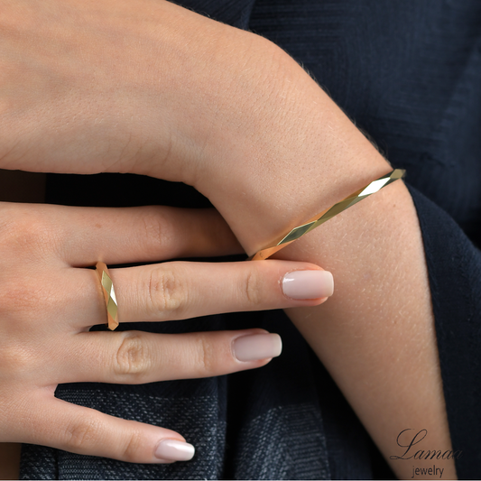 18K GOLD BANGLE